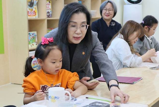 [서울=뉴시스] 김현숙 여성가족부 장관이 지난 11월 14일 오후 경기 화성시 공동육아나눔터에서 자녀돌봄품앗이 프로그램에 참여하고 있다. (사진=여성가족부 제공) 2023.11.14. photo@newsis.com *재판매 및 DB 금지