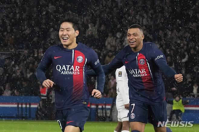 [파리=AP/뉴시스] 파리 생제르맹(PSG)의 이강인이 3일(현지시각) 프랑스 파리의 파르크 데 프랭스에서 열린 2023 트로페 데 샹피옹(프랑스 슈퍼컵) 툴루즈와의 경기 전반 3분 선제골을 넣고 킬리안 음바페와 기쁨을 나누고 있다. 이강인은 선제 결승 골로 PSG의 2-0 승리와 슈퍼컵 우승을 이끌며 MVP에도 선정됐다. 프랑스 슈퍼컵은 같은 시즌 프랑스 리그1 챔피언과 쿠프 드 프랑스(프랑스컵) 우승팀이 단판 승부로 우승을 가리는 대회다. 2024.01.04.