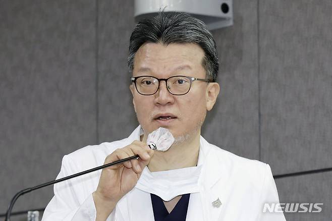 [서울=뉴시스] 최동준 기자 = 민승기 서울대학교병원 이식혈관외과 교수가 4일 서울 종로구 서울대병원 의학연구혁신센터에서 이재명 더불어민주당 대표 치료 경과 브리핑을 하고 있다. 2024.01.04. photocdj@newsis.com