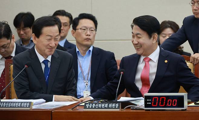 류희림 방심위원장(왼쪽)과 이동관 전 방통위원장