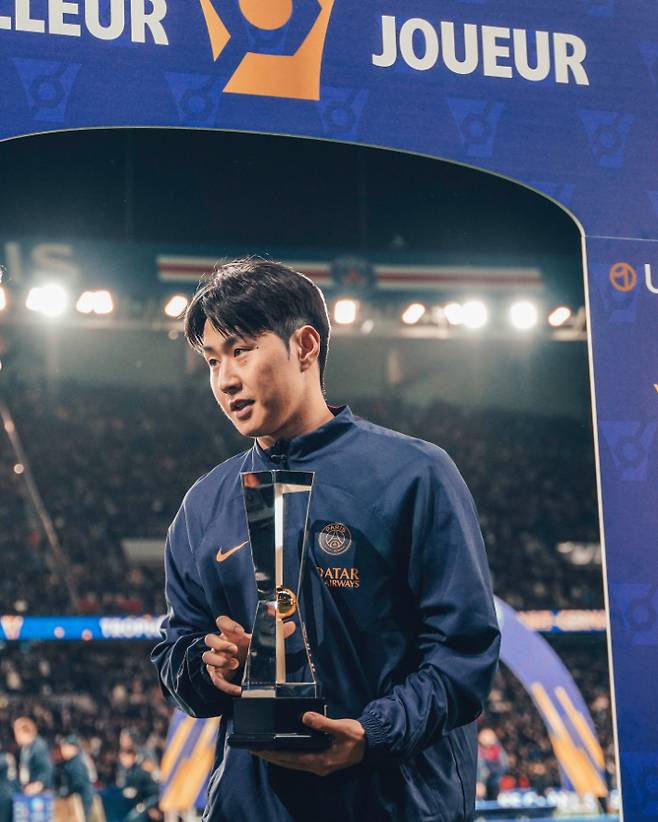 트로페 데 샹피온 MOM으로 선정된 이강인. 파리 생제르맹 인스타그램
