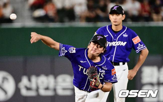 [OSEN=부산, 이석우 기자] 나눔 올스타 이정후가 고우석을 마운드에 내보내고 투구를 지켜보고 있다. 2023.07.15 / foto0307@osen.co.kr