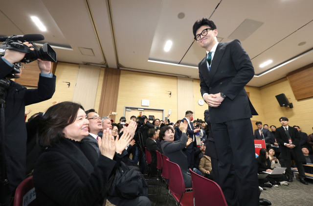 한동훈 국민의힘 비상대책위원장이 4일 오전 광주 서구 김대중컨벤션센터에서 열린 국민의힘 광주시당 신년인사회에 참석해 의자 위에 올라서서 지역당원에게 인사하고 있다. 연합뉴스