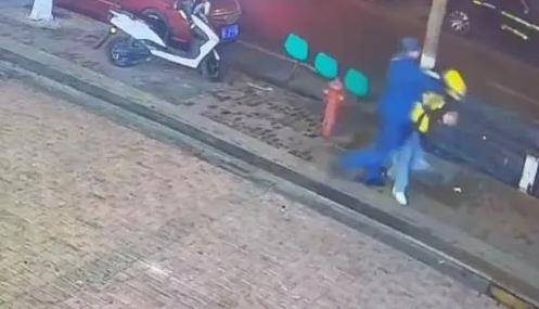 경비원에게 아파트 진입 제지당하는 배달원 리모씨 [바이두 캡처. 재판매 및 DB 금지]