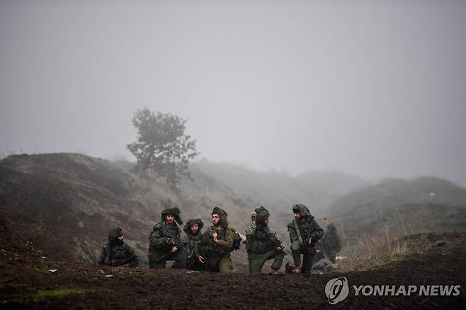 헤즈볼라와 충돌 대비해 훈련하는 이스라엘군  이스라엘과 레바논의 친이란 무장세력 헤즈볼라 간 군사충돌이 잦아진 가운데 지난달 6일(현지시간) 이스라엘 군인들이 골란고원 점령지에서 훈련하고 있다. [로이터 연합뉴스 자료사진. 재배포 및 DB 금지]