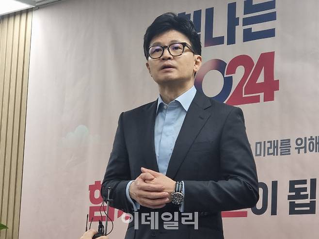 한동훈 국민의힘 비상대책위원장이 5일 경기도당 신년인사회 참석 후 백브리핑을 하고 있다. 황영민 기자