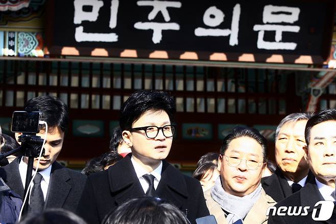 한동훈 국민의힘 비상대책위원장이 4일 광주 북구 국립5·18민주묘지를 참배 후 민주의문 앞에서 취재진의 질문에 답하고 있다. 2024.1.4./뉴스1 ⓒ News1 김태성 기자