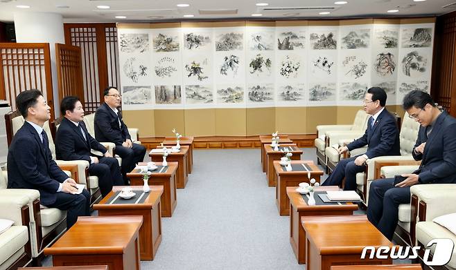 5일 공영민 고흥군수(왼쪽 가운데)가  김영록 전남도지사(오른쪽 두번째)를 면담하고 있다(고흥군 제공)2024.1.5/