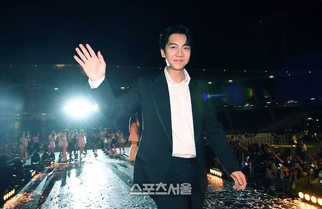 가수 겸 배우 이승기가 2일 태국 방콕 라자망갈라 국립경기장에서 열린 ‘제33회 서울가요대상’ 시상식(주최 스포츠서울, 주관 서울가요대상 조직위원회)에서 MC를 맡아 행사를 끝낸 뒤 팬들에게 인사를 하고 무대를 빠져나가고 있다. 2024. 1. 2. 방콕(태국) | 박진업기자 upandup@sportsseul.com