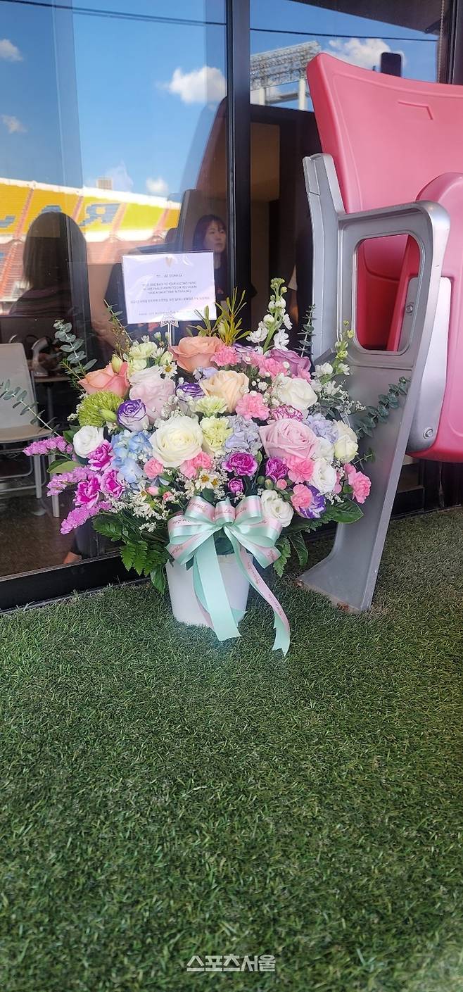 가수 이승기의 팬들이 라자망갈라 대기실에 꽃바구니를 보냈다. |방콕(태국)=조은별기자