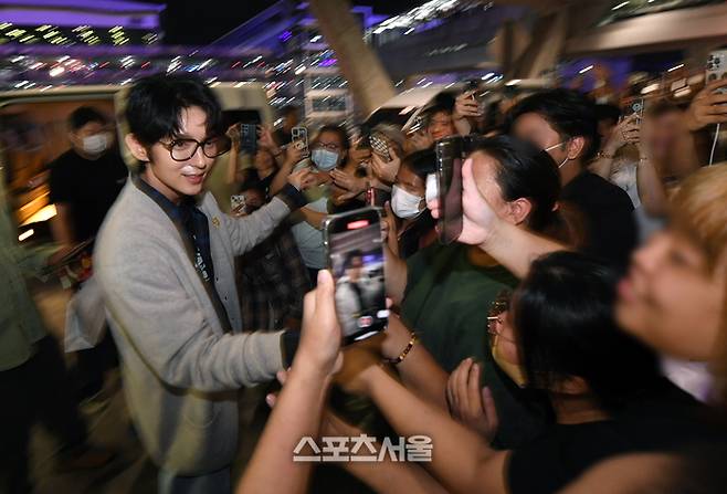 배우 이준기가 1일 오후 태국 수완나품국제공항으로 입국하면서 팬들과 인사를 하고 있다. 이준기는 2일 태국 방콕 라자망갈라 국립경기장에서 열리는 ‘제 33회 서울가요대상’의 시상을 맡았다. 2024. 1. 1.  방콕(태국) | 박진업기자 upandup@sportsseoul.com