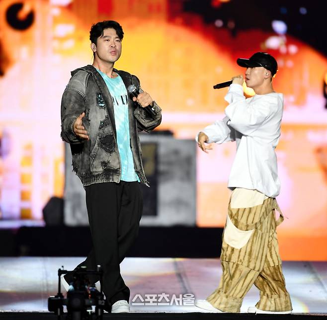 다이나믹듀오가 2일 태국 방콕 라자망갈라 국립경기장에서 열린 ‘제33회 서울가요대상’ 시상식(주최 스포츠서울, 주관 서울가요대상 조직위원회)에서 공연을 하고 있다.  2024. 1. 2. 방콕(태국) | 최승섭기자 thunder@sportsseoul.com