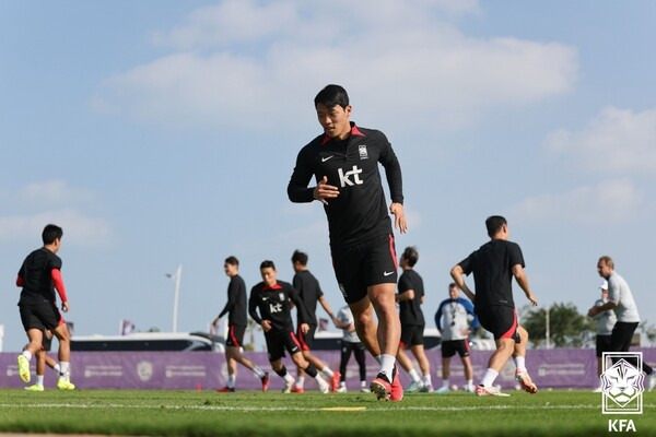 위르겐 클린스만 감독이 이끄는 한국 축구대표팀은 오는 13일 개막하는 아시아축구연맹(AFC) 카타르 아시안컵에 출전해 64년 만에 정상 탈환을 노린다. 아랍에미리트(UAE) 아부다비에서 전지훈련 중인 추구대표팀. 사진┃KFA