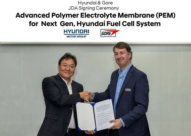 현대차·기아는 미국 고어와 차세대 상용 수소전기차에 탑재하기 위한 전해질막을 함께 개발한다고 5일 밝혔다. (사진 왼쪽) 현대차·기아 수소연료전지개발센터장 김창환 전무, 맷 로사 고어 퍼포먼스 솔루션 부문 리더가 협약식 이후 기념 촬영을 하고 있다.[사진=현대차그룹]
