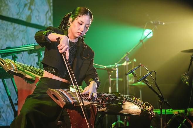 지난해 4월 뉴욕 링컨센터 무대에 선 밴드 반도의 거문고 연주자 황진아. /황진아