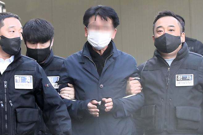 4일 오후 이재명 더불어민주당 대표를 흉기로 찌른 김모씨가 구속영장 실질심사를 받기 위해 법원으로 향하고 있다./김동환 기자