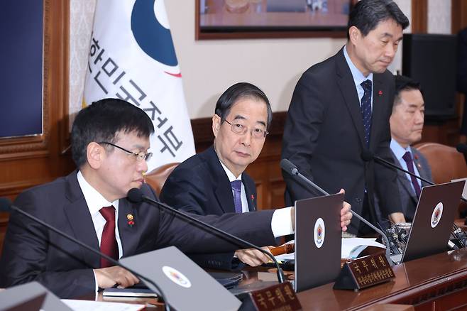 한덕수 국무총리가 5일 오전 서울 종로구 정부서울청사에서 임시 국무회의를 주재하며 의사봉을 두드리고 있다. /연합뉴스