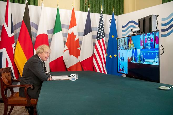 보리스 존슨 영국 총리가 19일 화상으로 열린 G7 정상회의를 주재하고 있다./AP 연합뉴스