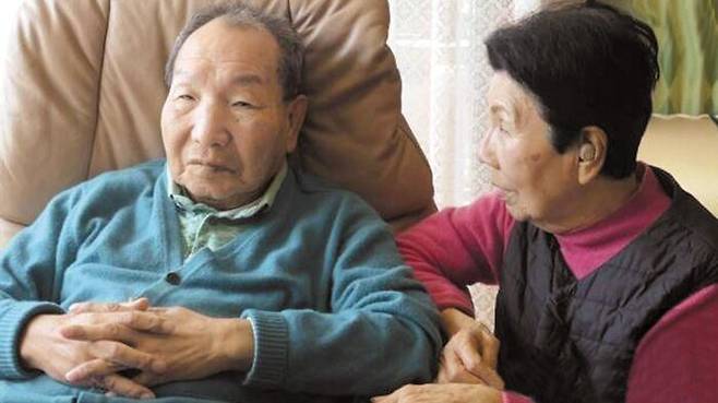 누나와 함께 - 일가족 4명 살해 사건의 범인으로 지목돼 48년간 사형수로 복역한 전 프로 복서 하카마타 이와오(왼쪽)씨가 지난 20일 자택에서 TV 뉴스를 시청하고 있다. 오른쪽은 누나 히데코씨. /NHK