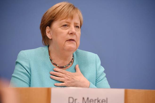 22일 열린 앙겔라 메르켈 총리의 연방기자협회(BPK) 초청 기자회견. 명패가 '메르켈 박사(Dr. Merkel)'라고 돼 있다./EPA 연합뉴스