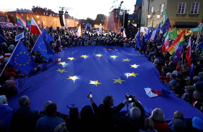10일(현지 시각) 대형 EU 깃발을 만들어 '폴렉시트(폴란드의 EU 탈퇴)'에 반대하는 시위를 벌인 바르샤바 시민들/AFP 연합뉴스