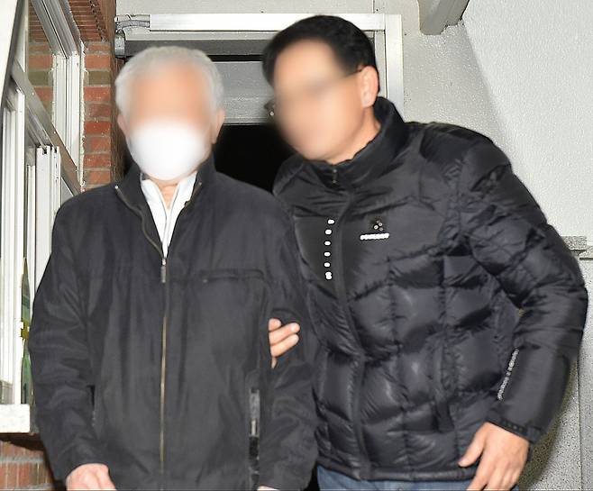 '순천 청산가리 막걸리 살인사건' 피고인 백모(왼쪽)씨가 지난 4일 오후 재심 결정에 따른 형 집행정지로 풀려나 전남 순천교도소에서 나오고 있다./뉴스1