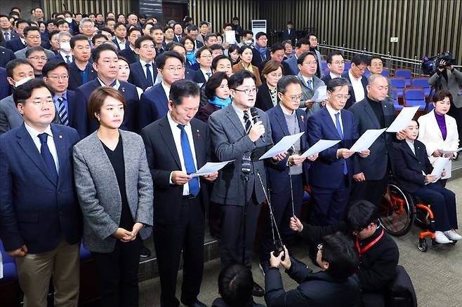 홍익표 더불어민주당 원내대표를 비롯한 의원들이 지난 3일 오전 서울 여의도 국회에서 열린 더불어민주당 의원총회에서 이재명 대표 피습 등과 관련해 입장문을 발표하고 있다. ⓒ데일리안 홍금표 기자