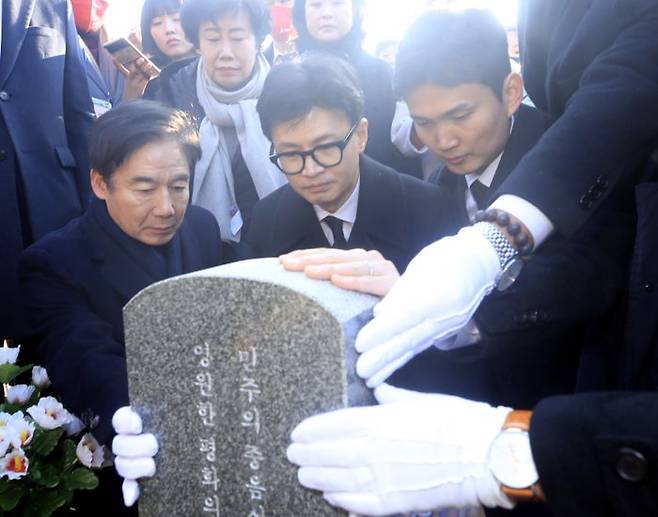 한동훈 국민의힘 비상대책위원장이 4일 오전 광주 북구 운정동 국립5·18민주묘지 내 무명열사 묘역을 참배하고 있다. ⓒ뉴시스