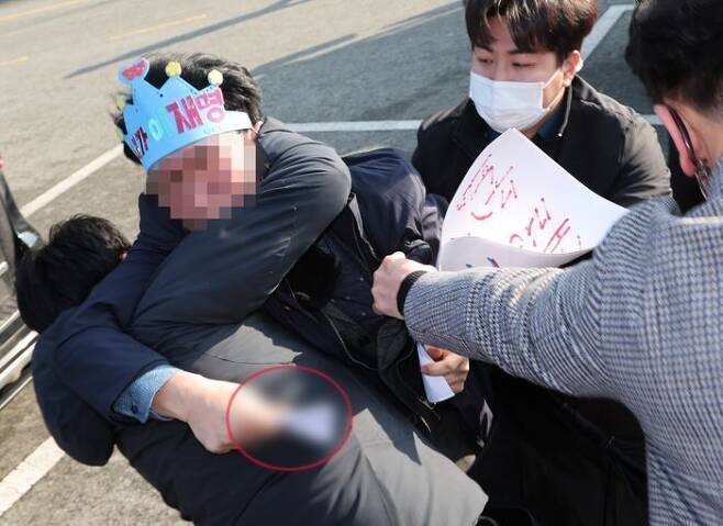 지난 2일 오전 부산 강서구 대항전망대에서 이재명 더불어민주당 대표를 흉기로 피습한 용의자가 흉기를 든 채 경찰에 제압되고 있다. ⓒ뉴시스