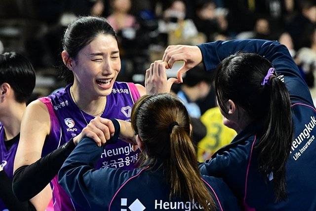 후배 선수들과 기쁨을 나누고 있는 김연경. 한국배구연맹(KOVO) 제공