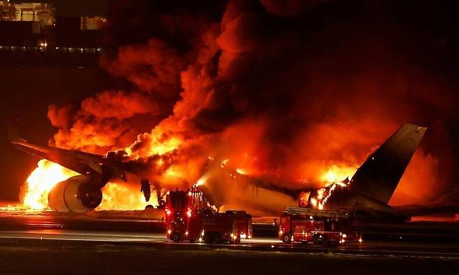 지난 2일 일본 도쿄 하네다 국제공항 C활주로에서 일본항공(JAL) 여객기 516편이 착륙하는 과정에서 해상보안청 항공기와 충돌해 화재가 발생했다. 도쿄/로이터 연합뉴스