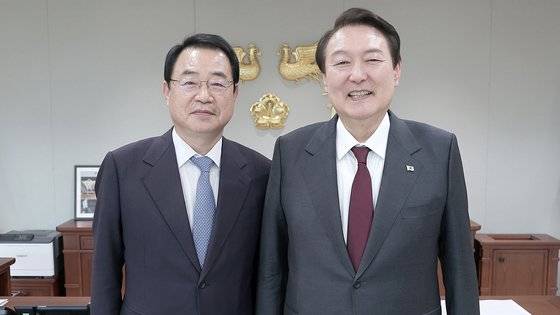 지난 2022년12월 7일 용산 대통령실 청사에서 열린 한국법학교수회 임원진과의 오찬 간담회에서 정영환 당시 회장(고려대 법학전문대학원 교수)와 윤석열 대통령이 기념 촬영을 하고 있다. 사진 대통령실