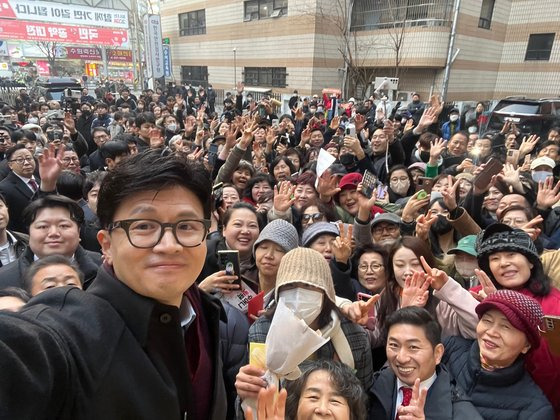 한동훈 국민의힘 비상대책위원장이 5일 오후 경기 수원 국민의힘 경기도당에서 신년 인사회 뒤 당원들과 함께 찍은 셀프 카메라 사진. 국민의힘