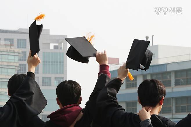 학교 통폐합으로 문을 닫는 서울 성동구 덕수고등학교에서 마지막 졸업식이 열린 5일 야구부 학생들이 운동장에서 기념 촬영을 하고 있다. 2024.1.5 한수빈 기자