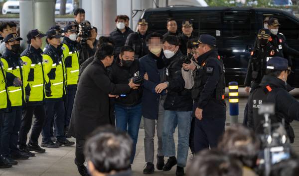 이재명 더불어민주당 대표가 피습당한 가운데 지난 2일 연제구 부산경찰청 앞에서 피의자 남성이 경찰에 연행되고 있다. 국제신문 DB