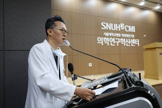Min Seung-kee, the surgeon from Seoul National University Hospital's vascular surgery department who operated on Democratic Party leader Lee Jae-myung after his stabbing on Tuesday, delivers a press briefing on Lee's surgery and condition at the hospital on Thursday. [YONHAP]