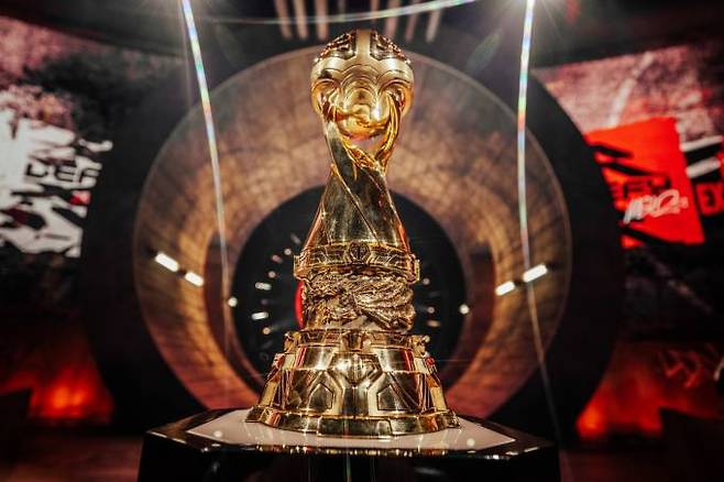 미드 시즌 인비테이셔널 우승 트로피. 사진=라이엇 게임즈