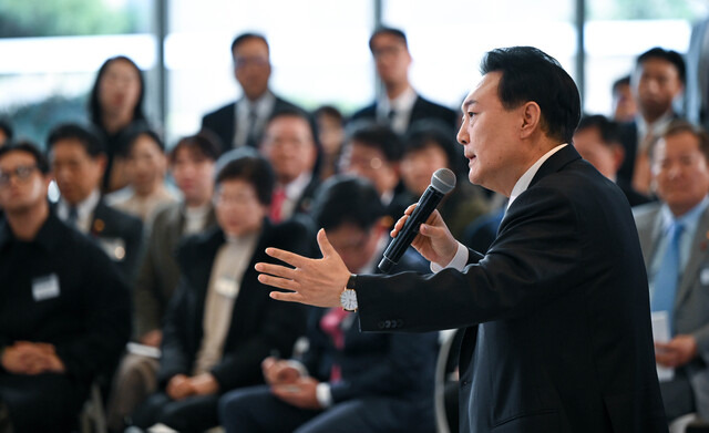 윤석열 대통령이 4일 경기도 용인 중소기업인력개발원에서 열린 '국민과 함께하는 민생토론회'에 참석해 모두발언을 하고 있다. 대통령실 제공