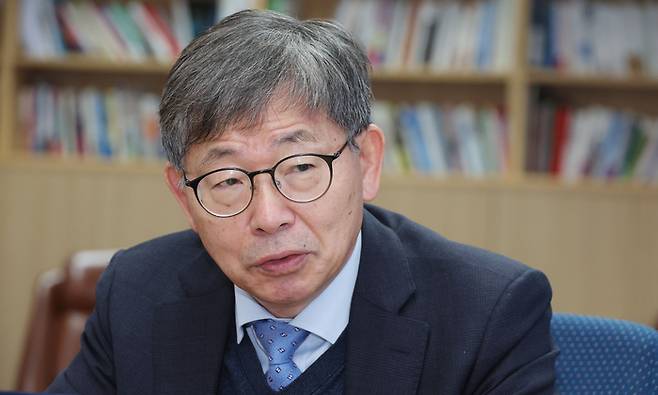 올해 한국경제학회장을 맡게 될 김홍기 한남대 경제학과 교수가 최근 서울 중구 매경미디어센터에서 매일경제와 인터뷰를 하며 한국 경제의 위기와 기회를 진단하고 있다. 김 교수는 다음달 정기총회를 통해 임기 1년의 한국경제학회장에 취임한다. [이승환 기자]