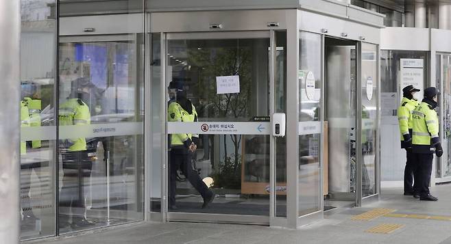 [서울=뉴시스] 최동준 기자 = 이재명 더불어민주당 대표가 치료 중인 4일 서울 종로구 서울대학교병원 앞에서 경찰들이 경계 근무를 서고 있다. 2024.01.04.