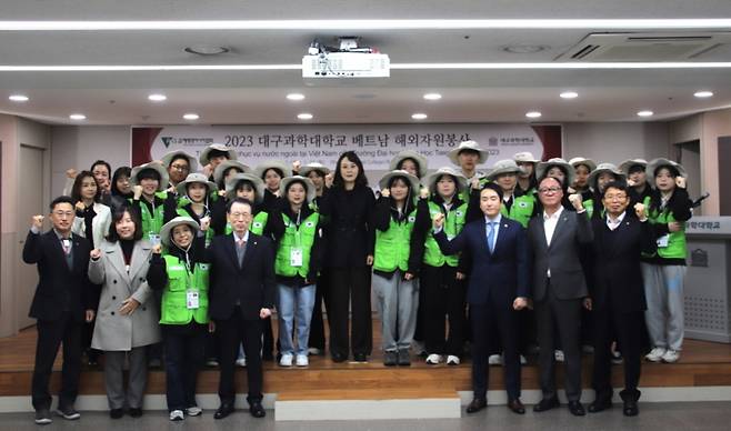 박지은 대구과학대 총장(가운데)이 지난 3일 열린 '베트남 해외봉사단 발대식'에 참석해 봉사단원들과 기념촬영하고 있다./사진제공=대구과학대