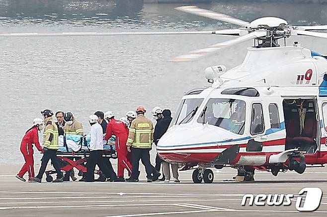 (서울=뉴스1) 민경석 기자 = 부산에서 신원 미상 남성에게 피습을 당한 이재명 더불어민주당 대표가 2일 오후 서울 동작구 노들섬에 헬기를 통해 도착해 서울대병원으로 이송되고 있다. 2024.1.2./뉴스1  Copyright (C) 뉴스1. All rights reserved. 무단 전재 및 재배포,  AI학습 이용 금지.