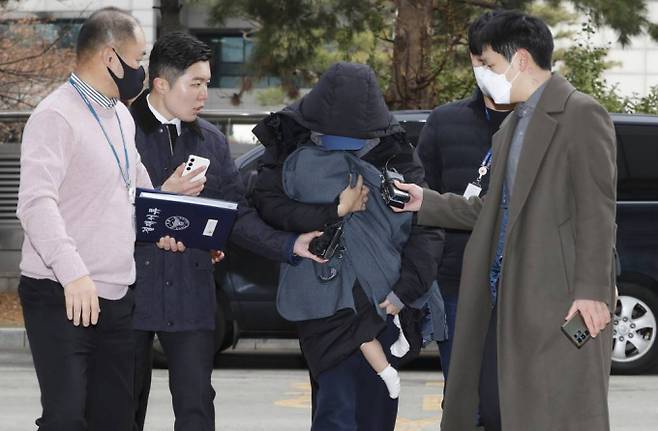 배우 고 이선균을 공갈하고 금품을 갈취한 혐의를 받는 20대 여성이 구속된 상태로 검찰에 넘겨졌다. 사진은 지난달 28일 배우 고 이선균을 협박 및 금품 갈취한 혐의로 사전 구속영장이 청구돼 인천 미추홀구 인천지법에서 구속 전 피의자 심문(영장실질심사)에 출석하는 20대 여성 A씨. /사진=뉴시스