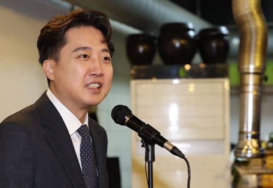 이준석 전 국민의힘 대표가 27일 서울 노원구 상계동 한 갈빗집에서 탈당 기자회견을 하고 있다. 뉴시스