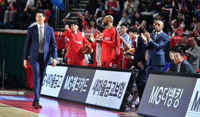 서울 SK 나이츠가 고양 소노 스카이거너스를 꺾고 10연승을 달렸다./KBL