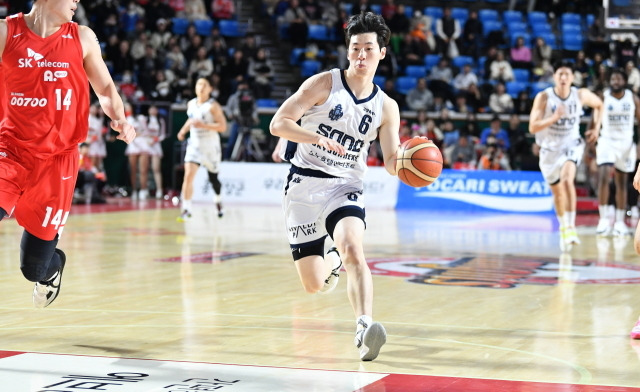 서울 SK 나이츠가 고양 소노 스카이거너스를 꺾고 10연승을 달렸다./KBL