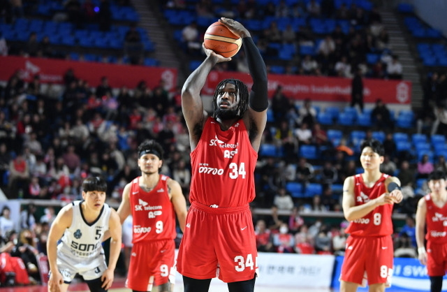 서울 SK 나이츠가 고양 소노 스카이거너스를 꺾고 10연승을 달렸다./KBL