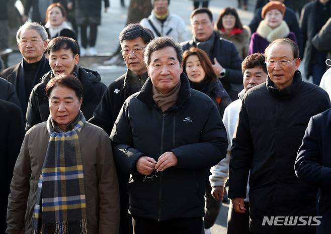 [고양=뉴시스] 고승민 기자 = 이낙연 전 더불어민주당 대표가 1일 경기 고양시 행주산성에서 신년인사회를 개최하고 지지자 등과 행주대첩비를 참배하기 위해 이동하고 있다. 2024.01.01. kkssmm99@newsis.com