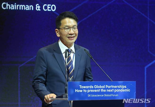 [성남=뉴시스] 배훈식 기자 = 최창원 SK디스커버리 대표이사 부회장이 27일 오후 경기 성남시 SK 에코 허브에서 열린 SK바이오사이언스 글로벌 포럼에 참석해 인사말을 하고 있다. 2022.06.27. dahora83@newsis.com