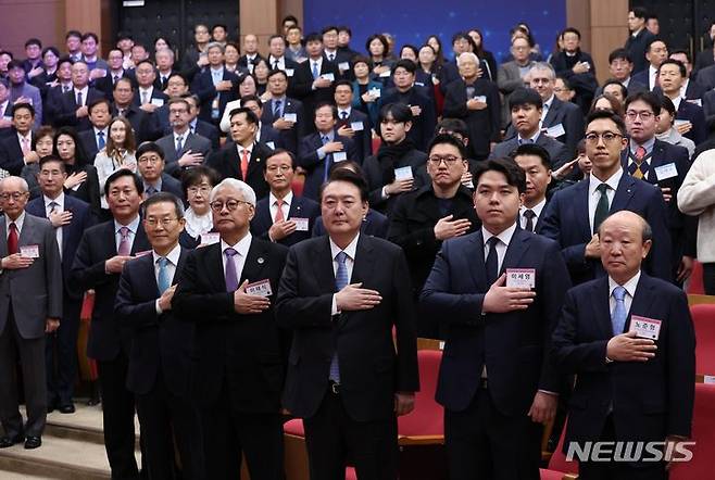 [서울=뉴시스] 조수정 기자 = 윤석열 대통령이 5일 서울 성북구 한국과학기술연구원(KIST)에서 열린 2024년 과학기술인·정보방송통신인 신년인사회에서 국기에 대한 경례를 하고 있다. 앞줄 왼쪽부터 고진 디지털플랫폼정부위원회 위원, 이종호 과학기술정보통신부 장관, 이태식 한국과학기술단체총연합회 회장, 윤 대통령, 이세영 뤼튼테크놀로지스 대표이사, 노준형 한국정보방송통신대연합회장. (대통령실통신사진기자단) 2024.01.05. chocrystal@newsis.com